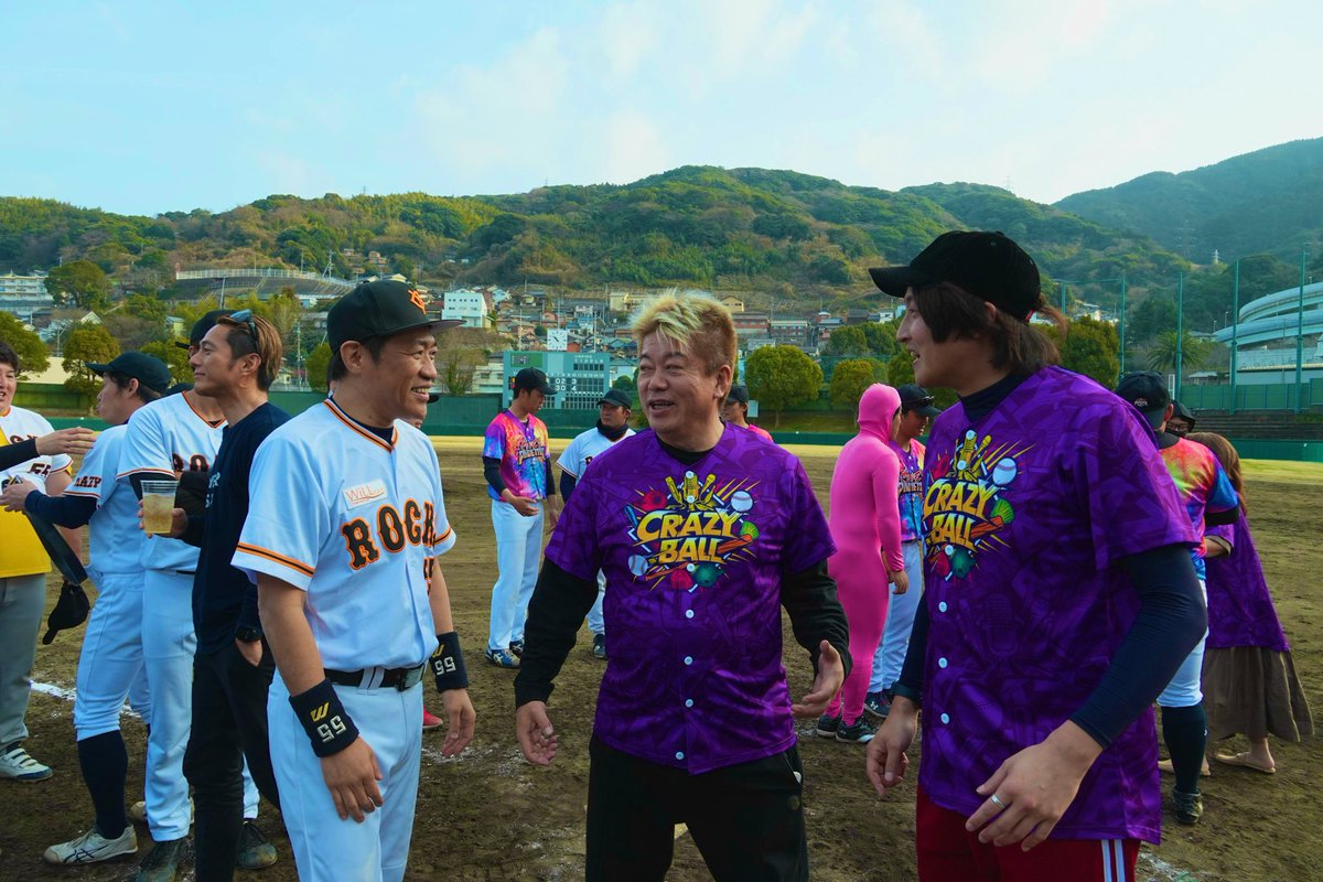 takumenooon's tweet photo. #クレイジーボール 

第2回の開催となった今回。
雨の心配もあったのですが、当日は快晴！
無事に盛況で終わることができました。

ご来場いただいた皆様
ありがとうございました！！

今回も総合演出という形で
携わらせていただきました。

チーム母体、北九州下関フェニックスをはじめとする九州の独立リーガー達は、シーズン開幕直前にも関わらず本当に前向きに取り組んでくれました。

普段硬球で試合をしている選手達にこのタイミングで軟球での試合をやってもらう事のリスクは計り知れないのでね、
本当に感謝です！！！

ゲストチーム『SAGAロックス』
はなわさんの盛り上げは
さすがという言葉に尽きるし
日頃一緒に草野球をしているチームメイトの芸人さんにも数人出演いただき、大変盛り上げていただきました！

そしてなんと観戦にいらした
東国原英夫さんは当日無茶振りで始球式をお願いしたら快諾して下さいました。笑

(凄すぎる。。笑　
言ってみるもんだなぁ。。笑)

クレイジーボールは
九州を、独立リーグを、野球を、そして『日本産のリアルエンタメ』を盛り上げたいという皆の心意気で成り立っています。

これから今回の切り抜きやショート動画など、沢山の名場面がSNSに上がっていく予定です。

北九州にはさすがに行けない、、
という方にも全国から楽しんでいただきたいので、ぜひチェックをお願いします！

いつの日か国内でもメジャーなイベントになっていくと良いなぁと思います。

主催の堀江貴文氏が
「こんなん面白そうじゃない？」
と提案してくる事がいつも大体面白そうなので、これからも堀江エンタメ部隊として
頑張っていきたいと思います！！笑

第3回の開催をお楽しみに！！！