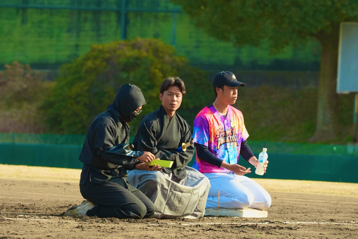 takumenooon's tweet photo. #クレイジーボール 

第2回の開催となった今回。
雨の心配もあったのですが、当日は快晴！
無事に盛況で終わることができました。

ご来場いただいた皆様
ありがとうございました！！

今回も総合演出という形で
携わらせていただきました。

チーム母体、北九州下関フェニックスをはじめとする九州の独立リーガー達は、シーズン開幕直前にも関わらず本当に前向きに取り組んでくれました。

普段硬球で試合をしている選手達にこのタイミングで軟球での試合をやってもらう事のリスクは計り知れないのでね、
本当に感謝です！！！

ゲストチーム『SAGAロックス』
はなわさんの盛り上げは
さすがという言葉に尽きるし
日頃一緒に草野球をしているチームメイトの芸人さんにも数人出演いただき、大変盛り上げていただきました！

そしてなんと観戦にいらした
東国原英夫さんは当日無茶振りで始球式をお願いしたら快諾して下さいました。笑

(凄すぎる。。笑　
言ってみるもんだなぁ。。笑)

クレイジーボールは
九州を、独立リーグを、野球を、そして『日本産のリアルエンタメ』を盛り上げたいという皆の心意気で成り立っています。

これから今回の切り抜きやショート動画など、沢山の名場面がSNSに上がっていく予定です。

北九州にはさすがに行けない、、
という方にも全国から楽しんでいただきたいので、ぜひチェックをお願いします！

いつの日か国内でもメジャーなイベントになっていくと良いなぁと思います。

主催の堀江貴文氏が
「こんなん面白そうじゃない？」
と提案してくる事がいつも大体面白そうなので、これからも堀江エンタメ部隊として
頑張っていきたいと思います！！笑

第3回の開催をお楽しみに！！！