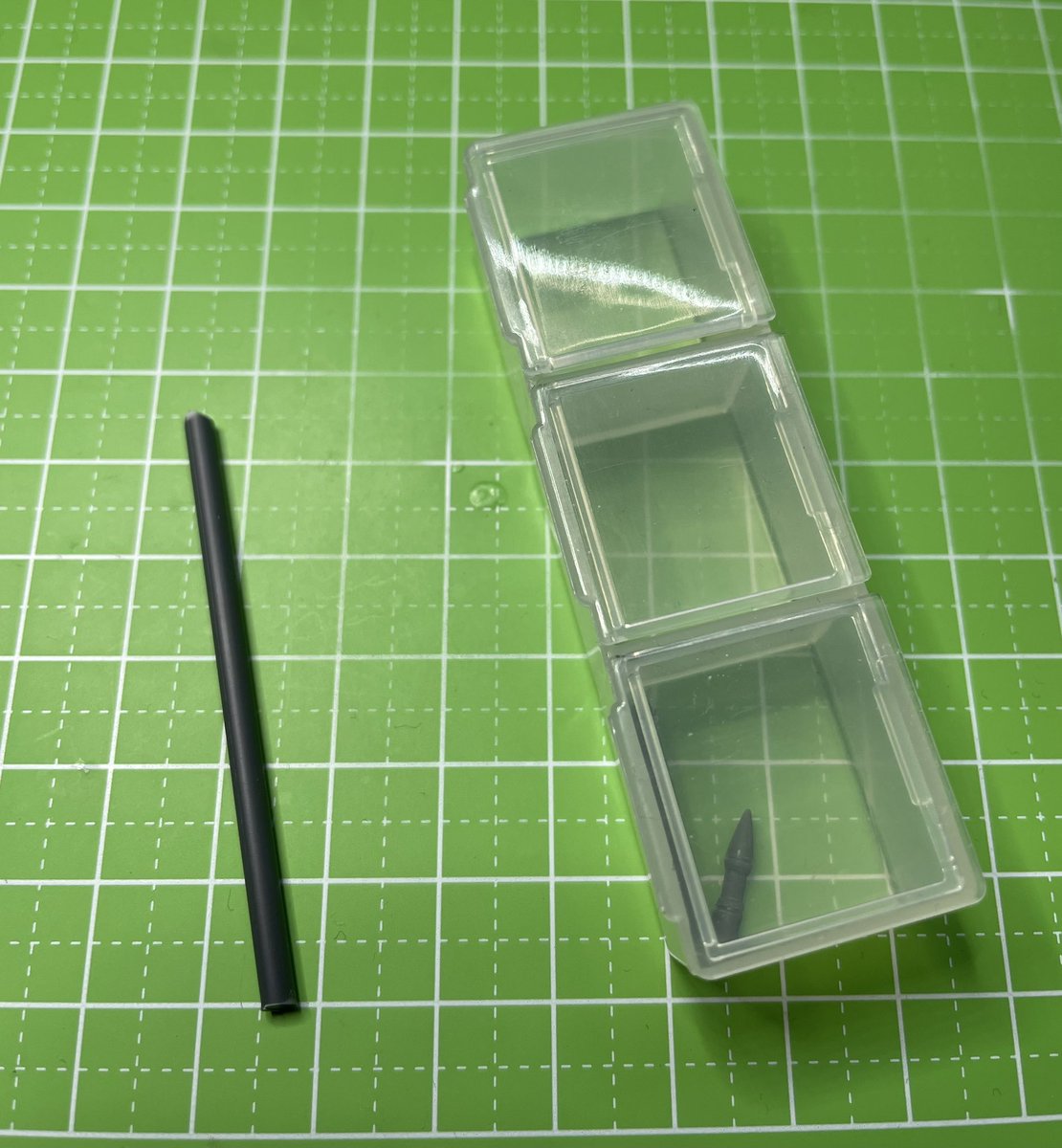 ランナーを切り出してもう一度ファンネルミサイルを作ろうとしたら入るスイッチで、とんでもないところから出てくる小物入れ。