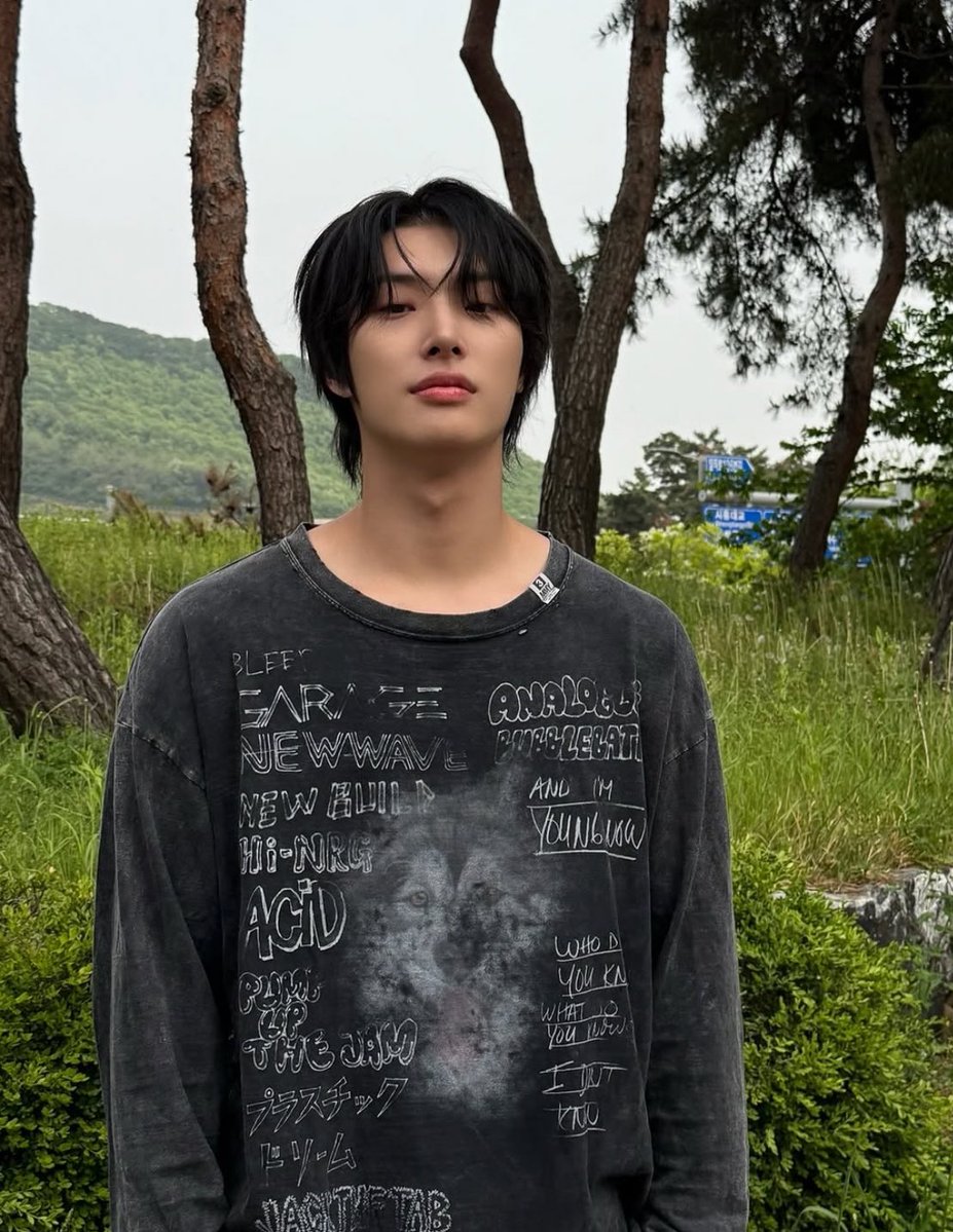 yh who is flat out obsessed with mg calls him from a payphone every single night. mg has no idea who it is and feels like he should be creeped out, but he’s lonely so he talks to the stranger anyway and finds that he might be falling for him