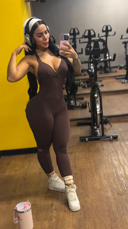 Antosweet_'s tweet photo. Just one question… which part of me would distract you first?   😏 https://t.co/R4fFPtN2yY