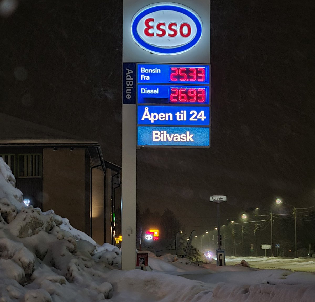 Jeg ønsker å sende en stor takk til våre fantastiske politikere, som har sørget for at minst halvparten av drivstoffprisen i oljelandet Norge er avgifter...👍 

Heia #Norge 🇧🇻