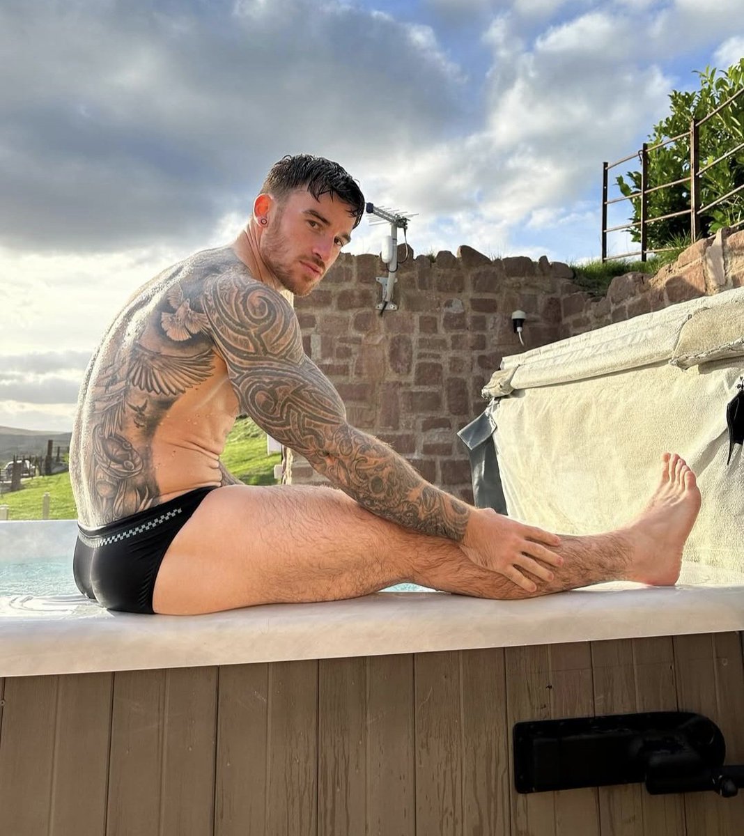 feetcraze's tweet photo. #mensfeet #leggs #feet #chrishatton https://t.co/mUZZ4hdtxT