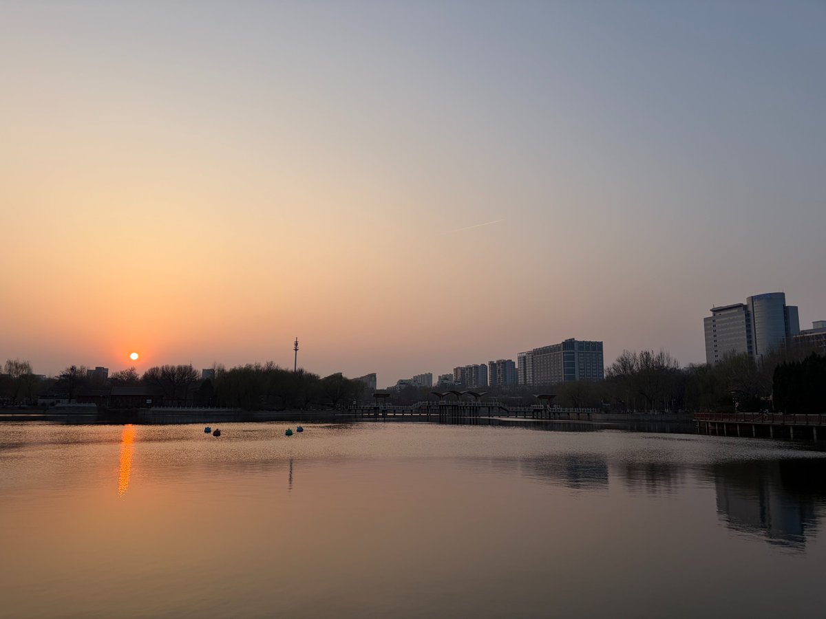 kithiumR's tweet photo. 昨天出门散步时拍到的日落
这个点发推只是因为完全睡不着，想要玩手机通宵过去吧…然后发现手机忘记充电现在已经电量不足了。 https://t.co/yNLtntVwzu