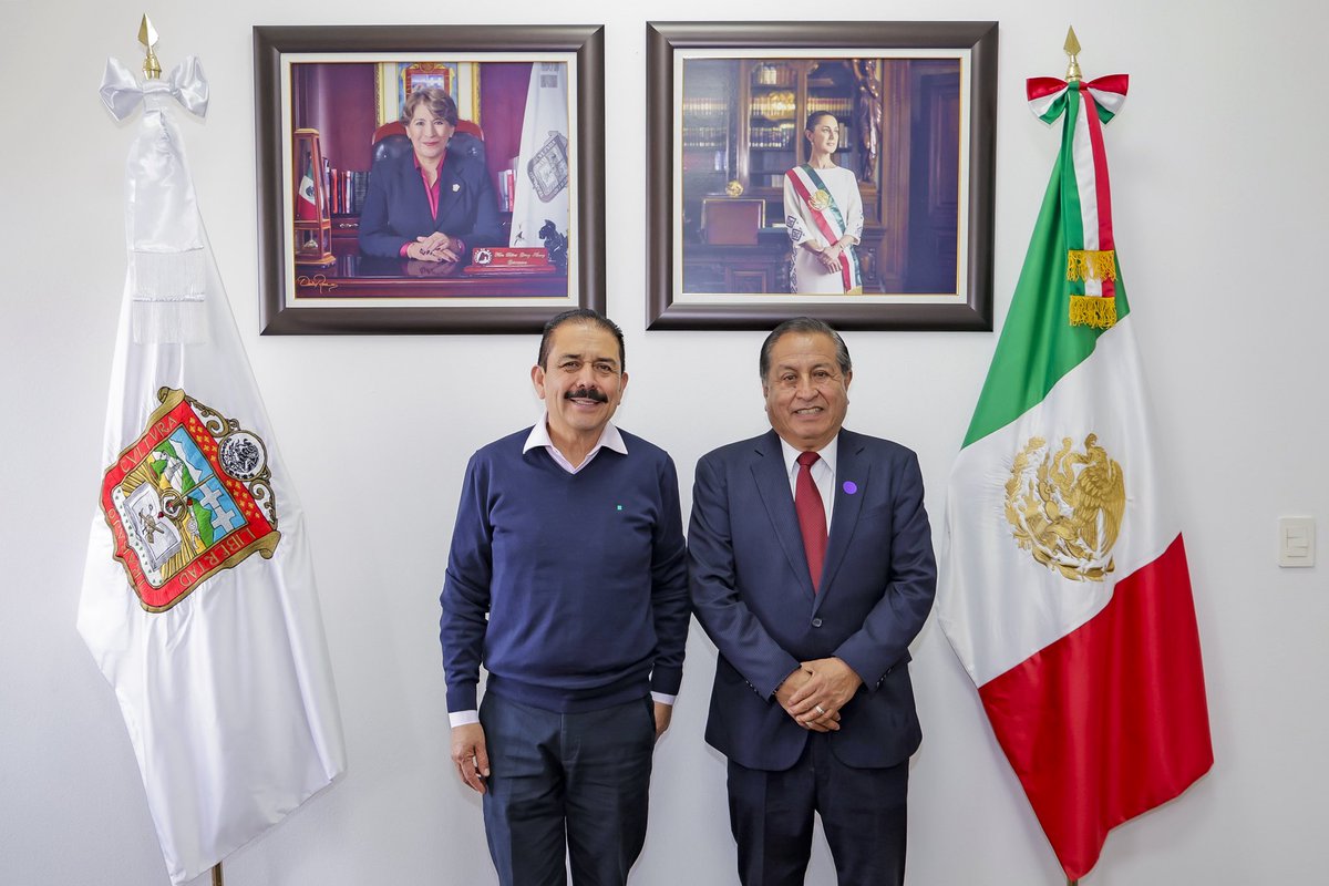 SeducEdoMex's tweet photo. El Secretario Miguel Ángel Hernández Espejel y el alcalde de #SanMartínDeLasPirámides, José Vicente Meneses Benítez se reunieron para fortalecer lazos y seguir poniendo la educación en el centro de la transformación. 🌱📚

#ElPoderDeServir https://t.co/j56tZpHDbQ