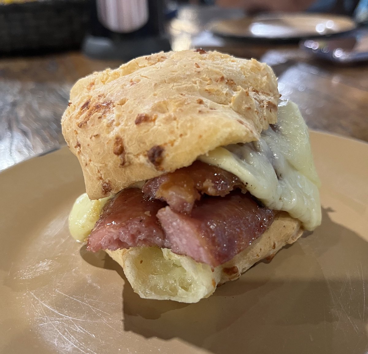 glauber_doc's tweet photo. Culinária mineira.
Pão de queijo com linguiça e queijo. https://t.co/cvGfv6kNRx