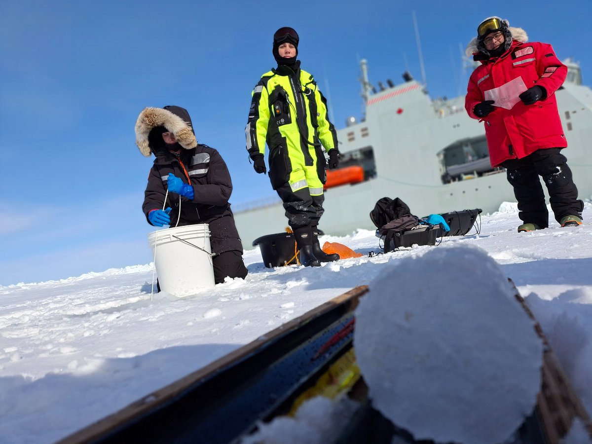 RoyalCanNavy's tweet image. #HMCSFrédérickRolette wrapped up #Arctic cold‑weather trials, working with DRDC scientists to study ice conditions and develop new tools that support safer navigation in polar waters, on ICENAV 2026. This research strengthens our ability to operate effectively in the North.🍁🧊🌡️