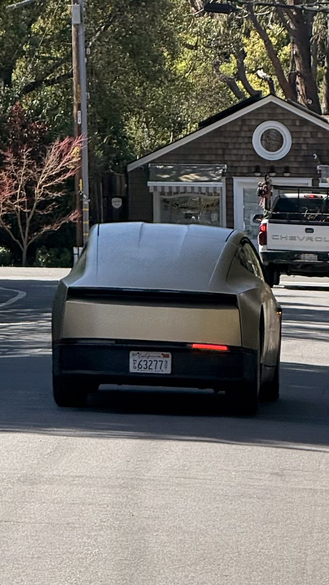 astro_jamieft's tweet photo. Second robotaxi I’ve seen in Los Altos in the last month.

No mirrors.

Test driver onboard.

Something is ramping. https://t.co/gFI4scTfJv
