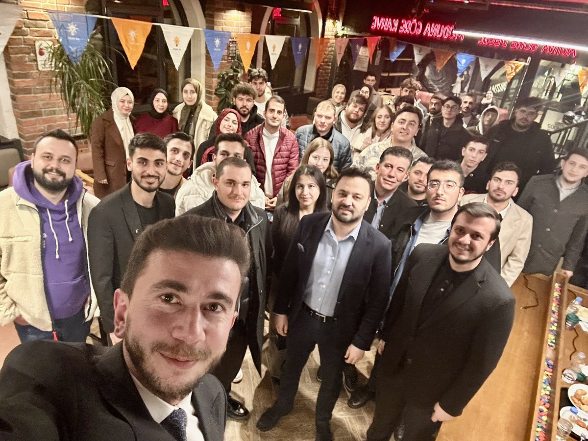 NecatiYurtbilir's tweet photo. 📍Söz Gençlikte Nevşehir 

Genel Merkez Gençlik Kolları Genel Başkan Yardımcımız @ikbalgulcin , MKYK Üyemiz @Omer_Alkan , İl Başkanımız @av_mfa , Ürgüp İlçe Başkanımız Uğur Cankurt ve Ürgüp İlçe Gençlik Kolları Başkanımız İbrahim Metin ile birlikte, geleceğimizin teminatı olan genç kardeşlerimizle bir araya geldik.

“Söz Gençlikte Nevşehir” diyerek gerçekleştirdiğimiz buluşmada genç kardeşlerimiz sordu, bizler cevapladık. Samimi sohbetleri, fikirleri ve yüksek enerjileriyle bizlere umut veren tüm gençlerimize teşekkür ediyorum.

İnanıyoruz ki; güçlü Türkiye’nin yarınlarını gençlerimizle birlikte inşa etmeye devam edeceğiz. 🇹🇷✨

@avyusufibis 
@osmannazlier 
@beytullah_gumus 
@EmreCaliskan_50 
@MvSuleymanOzgun 
@nevsehirakgenc