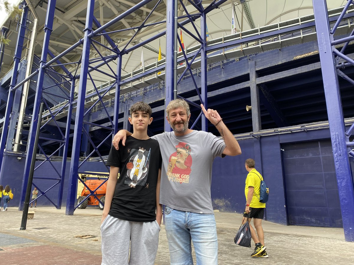 ValenciaMemora's tweet photo. @saludoscordials Eixa història ha passat desapercebuda i és brutal. El Mellat del Fotut deuria ser un exemple en els temps que corren del que és realment el futbol i el Valencia. Li ho vaig explicar al meu fill Raül en la primera visita que vam fer al Ciutat en 2022. Ahí apunta el meu dit. https://t.co/ABD0omqbmS