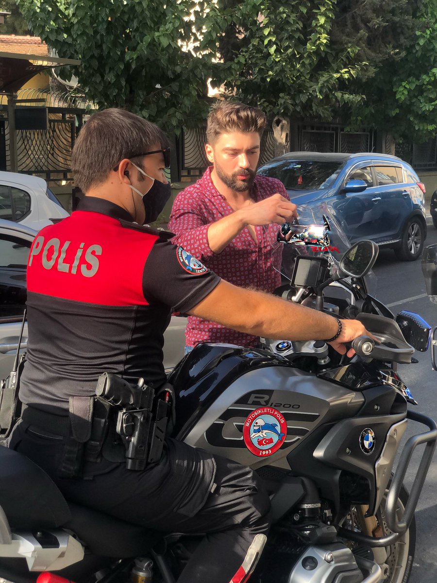 mertonarlioglu's tweet photo. @33dedekorkut33 @iryatr Bunun bir güvenlik aynası olduğunu ve  fabrika çıkışı her motorda aynı yerde olan aynalar dışında hayati önem taşıyan yardımcı bir güvenlik ürünü olduğunu anlamayacağınız için daha fazla açıklama yapma gereği duymuyorum ancak reklamın iyisi kötüsü olmaz teşekkürler . https://t.co/13nxRdTCmU