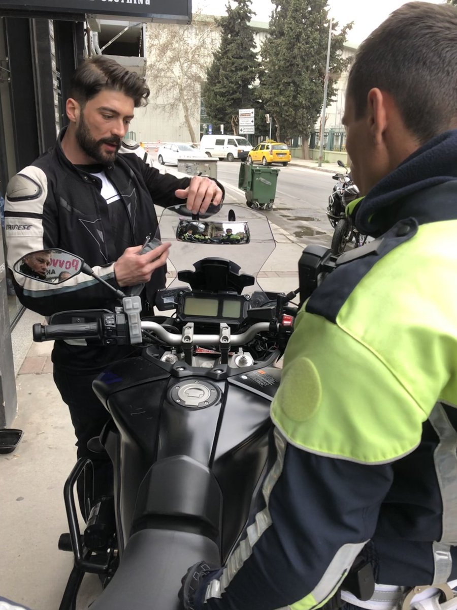 mertonarlioglu's tweet photo. @33dedekorkut33 @iryatr Bunun bir güvenlik aynası olduğunu ve  fabrika çıkışı her motorda aynı yerde olan aynalar dışında hayati önem taşıyan yardımcı bir güvenlik ürünü olduğunu anlamayacağınız için daha fazla açıklama yapma gereği duymuyorum ancak reklamın iyisi kötüsü olmaz teşekkürler . https://t.co/13nxRdTCmU