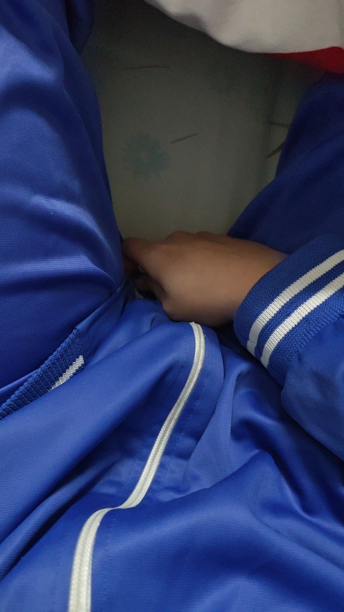 可惜我的旧滑料校服你们穿不了，要不要买回去闻着慢慢卢？#schooluniform