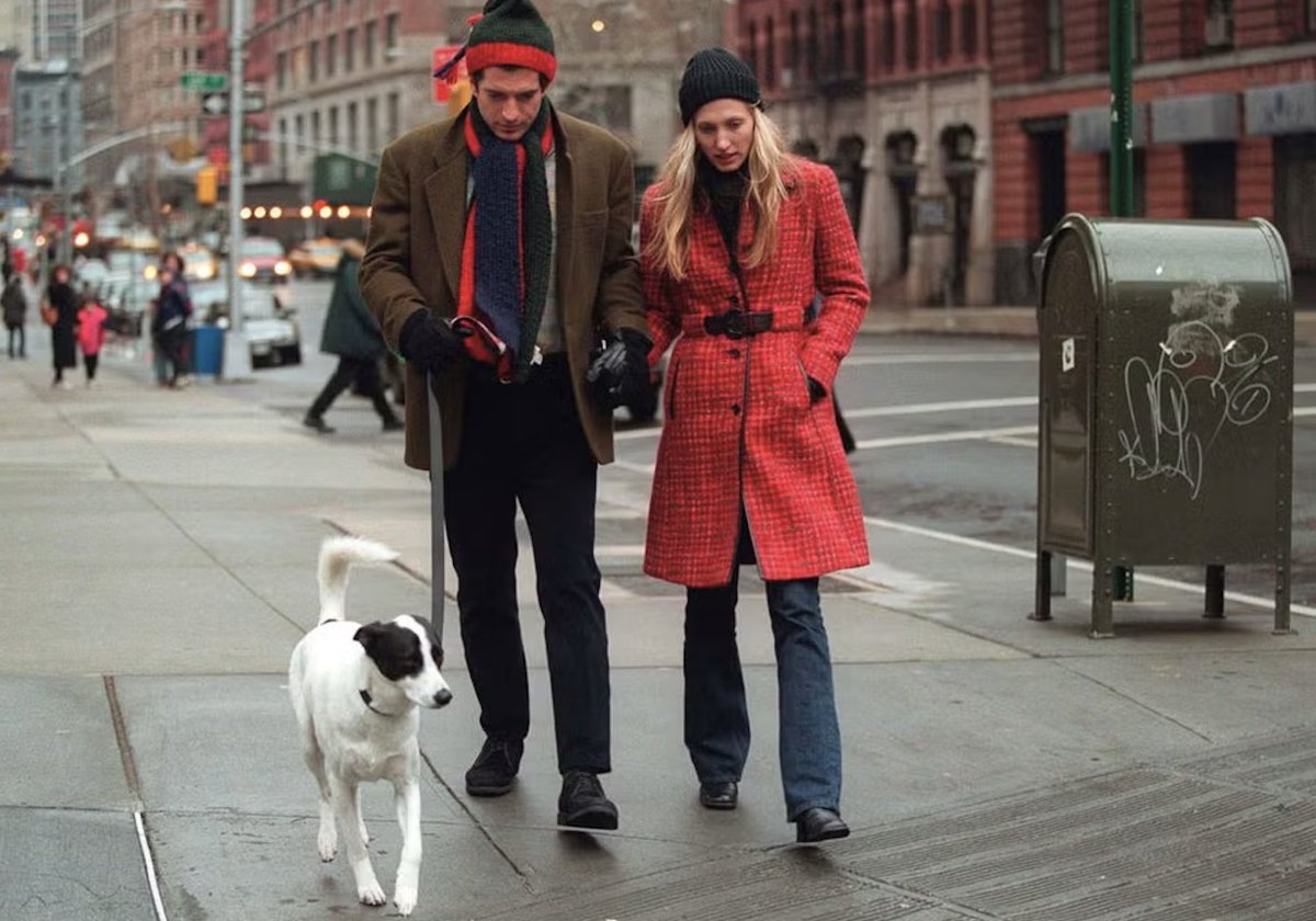 Before the term 'Old Money' was an internet cliché, JFK Jr. and Carolyn Bessette-Kennedy were living it. 🕶️🏙️
Their style wasn't just about clothes; it was a character study.
trendhimuk.blogspot.com/2026/03/the-jf…