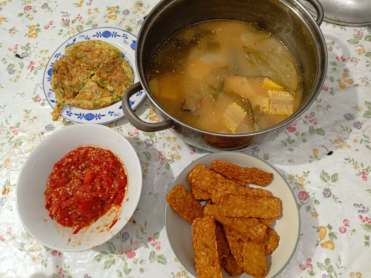 Masak sahur malam ini; sayur asem,telor dadar,tempe goreng,sambel
