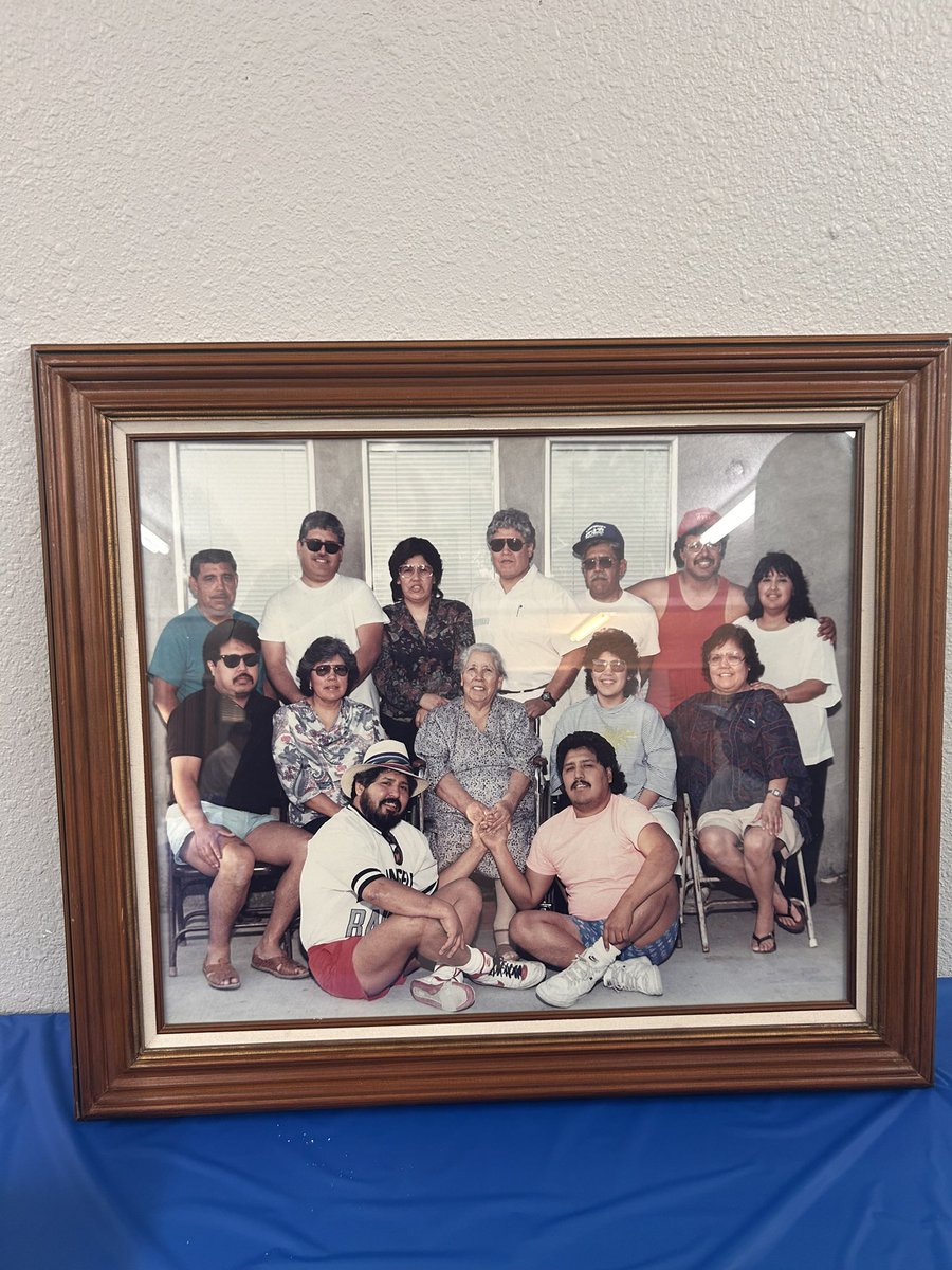 dopesol25's tweet photo. The Elders. The Offspring. They came and were given the choice of education or to make money. Most chose education, the rest worked to afford us the opportunity to choose for ourselves. I come from strong roots. Nothing came easy. This is my legacy. #Family #weareaforce #mtz https://t.co/QXa9qW0pAr