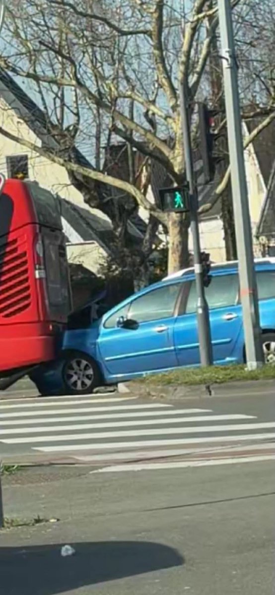 RbxWeb's tweet photo. À Wattrelos aujourd’hui, il y a eu plusieurs accidents.
Une voiture s’encastre dans un bus, un camion perd sa cargaison sur une voiture... https://t.co/9sBBnmB44v