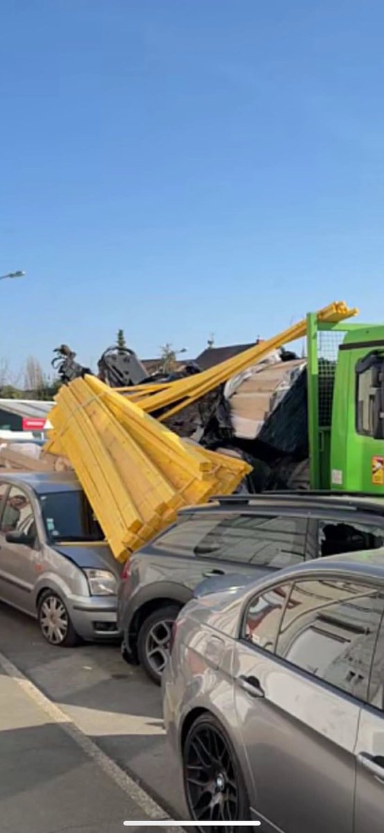 RbxWeb's tweet photo. À Wattrelos aujourd’hui, il y a eu plusieurs accidents.
Une voiture s’encastre dans un bus, un camion perd sa cargaison sur une voiture... https://t.co/9sBBnmB44v
