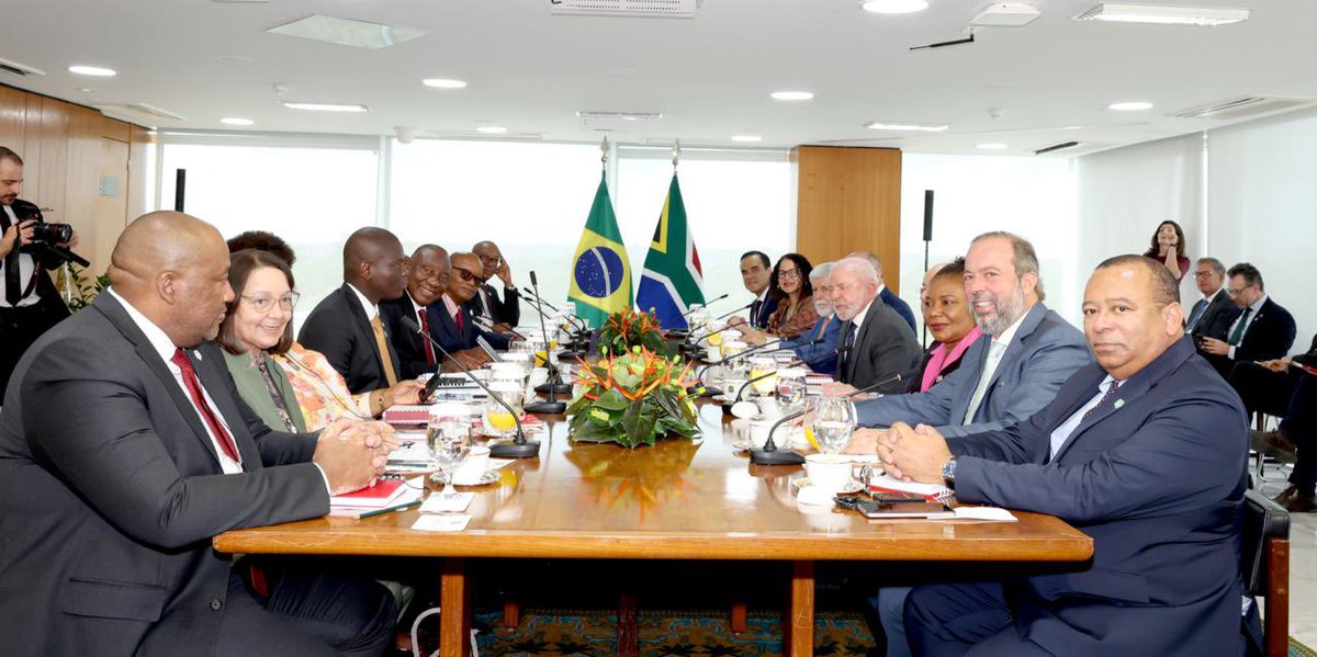 [OFFICIAL TALKS]: His Excellency President <a href="/CyrilRamaphosa/">Cyril Ramaphosa 🇿🇦</a>  and His Excellency President Luiz Inácio Lula da Silva in engaged in Official Talks during his State Visit at the Palácio do Planalto in the capital city Brasília.  

The Presidents led the bilateral discussions in the