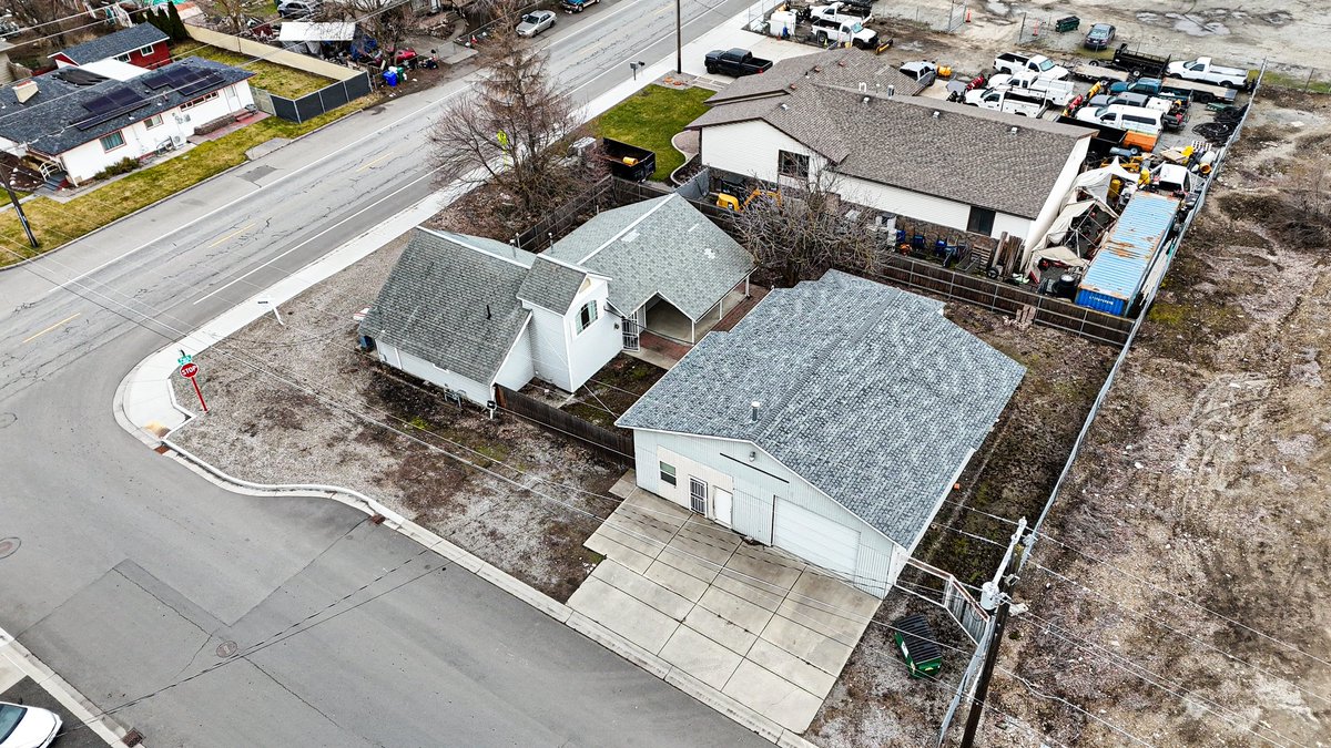 evoreal's tweet photo. Home/Office Business + Shop Space. Corner lot with serious visibility 399K. Zoned industrial, includes a 36’x44’ powered shop with gas heat. More details here: https://t.co/gVaUq557eK #spokane #spokanesmallbusiness https://t.co/QF2HkXgG3n
