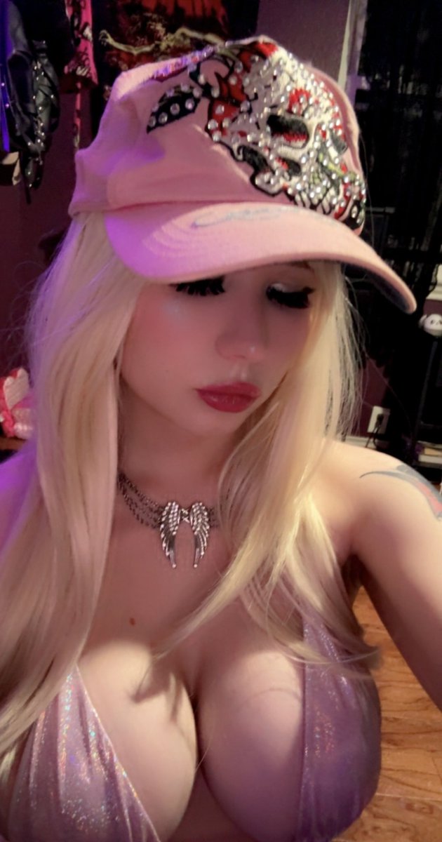 pandatorz's tweet photo. luv my pink ed hardy hat 💗🪽✨💋 https://t.co/lQyCPNUH17
