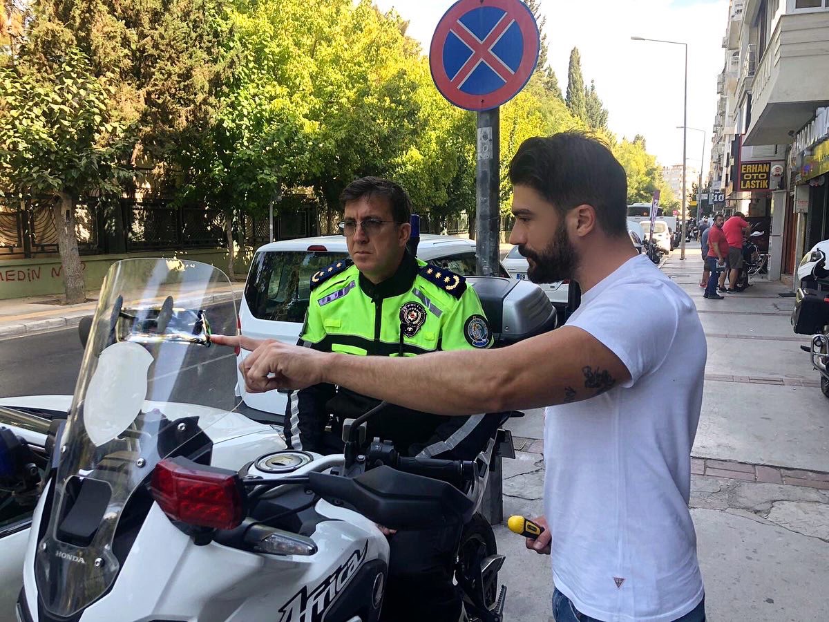 mertonarlioglu's tweet photo. @33dedekorkut33 @iryatr Şimdi sen yapay zeka dersin ben bir kaç fotoğraf daha bırakayım şuraya dursun. Trafik şube müdürünün yıldızları saymayı unutmayın.:) https://t.co/WmwN0FjXwy
