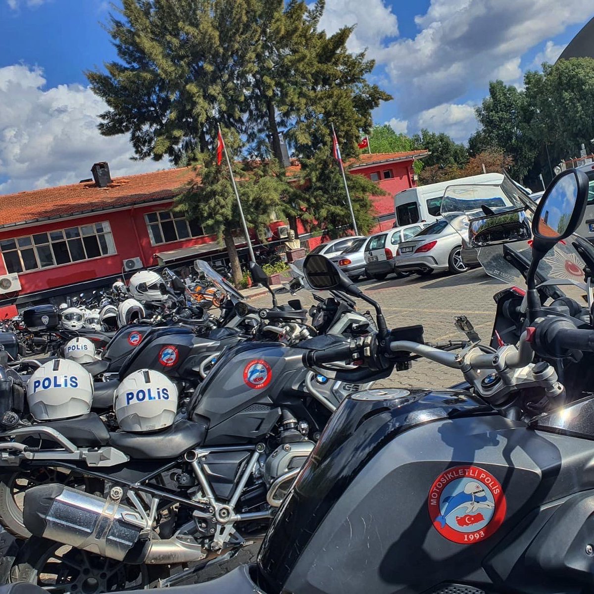 mertonarlioglu's tweet photo. @33dedekorkut33 @iryatr Şimdi sen yapay zeka dersin ben bir kaç fotoğraf daha bırakayım şuraya dursun. Trafik şube müdürünün yıldızları saymayı unutmayın.:) https://t.co/WmwN0FjXwy