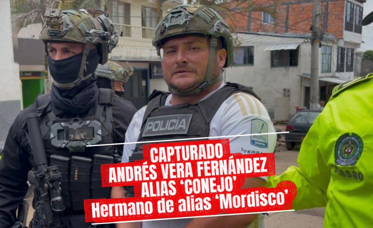 PedroSanchezCol's tweet photo. 𝐄𝐍 𝐌𝐄𝐍𝐎𝐒 𝐃𝐄 𝟕𝟐 𝐇𝐎𝐑𝐀𝐒 𝐂𝐀𝐄 𝐎𝐓𝐑𝐎 𝐇𝐄𝐑𝐌𝐀𝐍𝐎 𝐃𝐄 𝐀𝐋𝐈𝐀𝐒 ‘𝐈𝐕Á𝐍 𝐌𝐎𝐑𝐃𝐈𝐒𝐂𝐎’: 𝐄𝐋 𝐂𝐄𝐑𝐂𝐎 𝐂𝐎𝐍𝐓𝐑𝐀 𝐋𝐀𝐒 𝐃𝐈𝐒𝐈𝐃𝐄𝐍𝐂𝐈𝐀𝐒 𝐒𝐄 𝐂𝐈𝐄𝐑𝐑𝐀 🇨🇴

La captura de alias “El Conejo”, hermano de alias ‘Iván Mordisco’, confirma que la Fuerza Pública está cerrando el cerco contra las estructuras criminales que amenazan a Colombia. En menos de 72 horas, nuestra @PoliciaColombia, en coordinación con la @FiscaliaCol, logró ubicar y capturar a este hombre en Falán, Tolima, afectando nuevamente el círculo más cercano de este cabecilla de las disidencias.

Alias ‘El Conejo’ fue capturado cuando intentaba huir, gracias a un Plan Candado desplegado tras la captura de alias ‘Jota’ también hermano de ‘Mordisco’. Nuestros uniformados anticiparon su intento de fuga y actuaron con precisión en el sector La Plazuela, evitando que escapara hacia Bogotá en transporte público.

Este individuo tenía orden de captura por homicidio, secuestro y tráfico, fabricación y porte de armas, y sería responsable de apoyar la logística criminal de las disidencias, coordinar su expansión hacia el centro del país y administrar bienes provenientes del narcotráfico, la minería ilegal y la extorsión. También es investigado por homicidios contra firmantes del Acuerdo de Paz.

La estrategia de recompensas del Ministerio de Defensa sigue dando resultados: la información ciudadana está permitiendo golpear el núcleo de confianza de alias ‘Mordisco’. En menos de un año han caído ‘Yenny’, ‘Mono Luis’, ‘Jota’ y ahora ‘El Conejo’. El mensaje es claro: el Estado no se detiene y el cerco continúa, con recompensa de hasta $5.000 millones por información que permita ubicar a ‘Mordisco’. 

Denuncie y ayúdenos a combatir el crimen:
• Contra el crimen: 314 358 7212
• Líneas 107 – 157
• GAULA: 147 – 165
• Reclutamiento infantil: 141

Absoluta reserva.
El Estado somos todos… y los buenos somos más.

#SeguridadYDemocracia2026 🗳️
