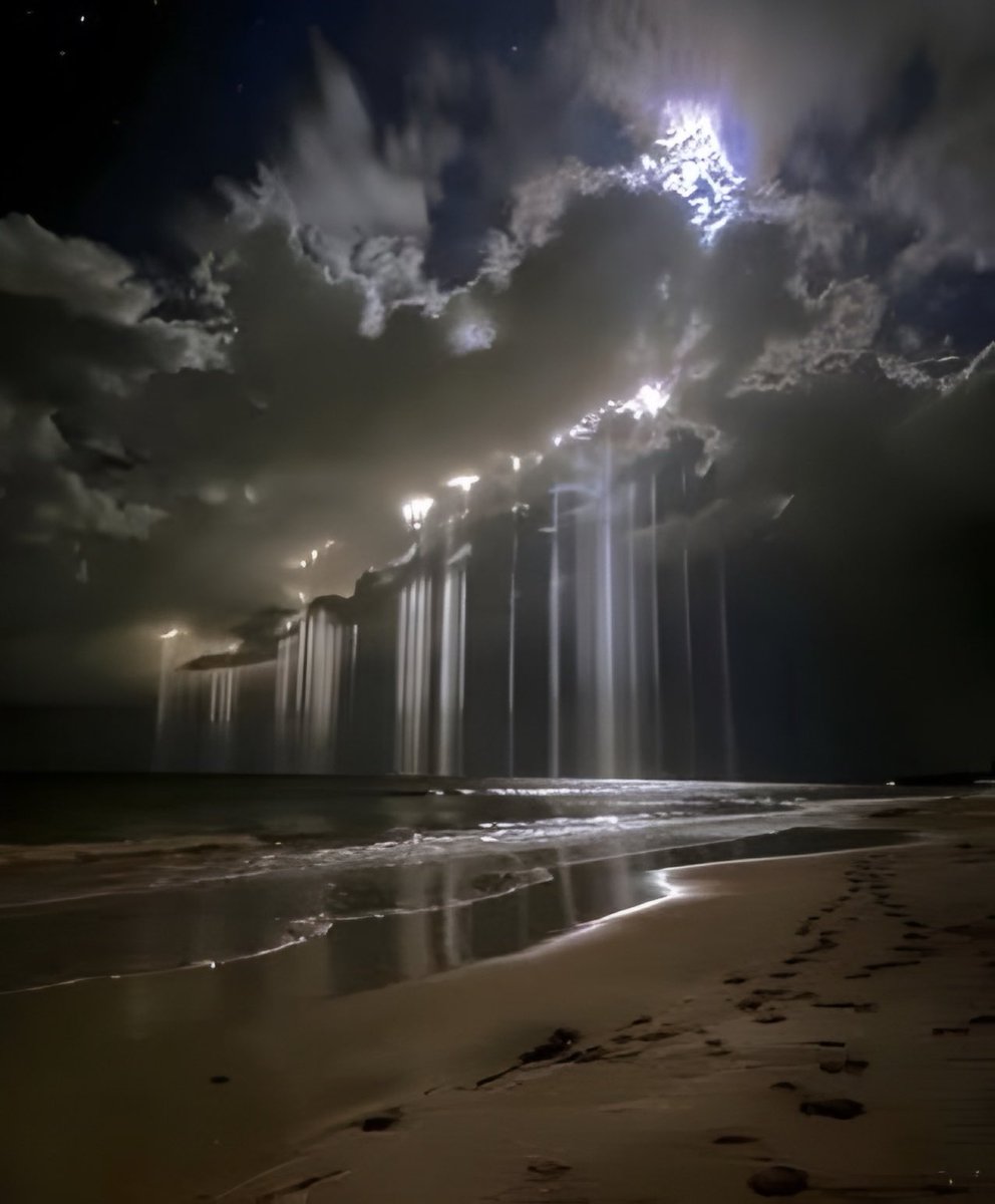 petalesblancs's tweet photo. sky pillars https://t.co/EHlKB6ujRC