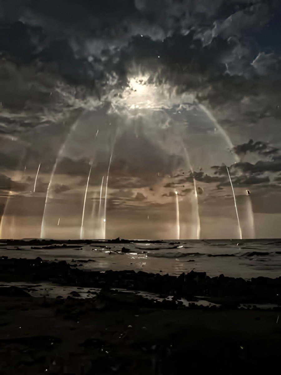 petalesblancs's tweet photo. sky pillars https://t.co/EHlKB6ujRC