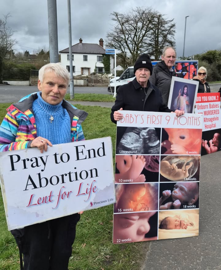 PreciousLifeCom's tweet image. Uniting in hope. 🙏❤️🙏
Today we stood peacefully, praying with hope, believing that every small act of witness can make a difference. 
#ProLife #StandForLife #LoveBoth