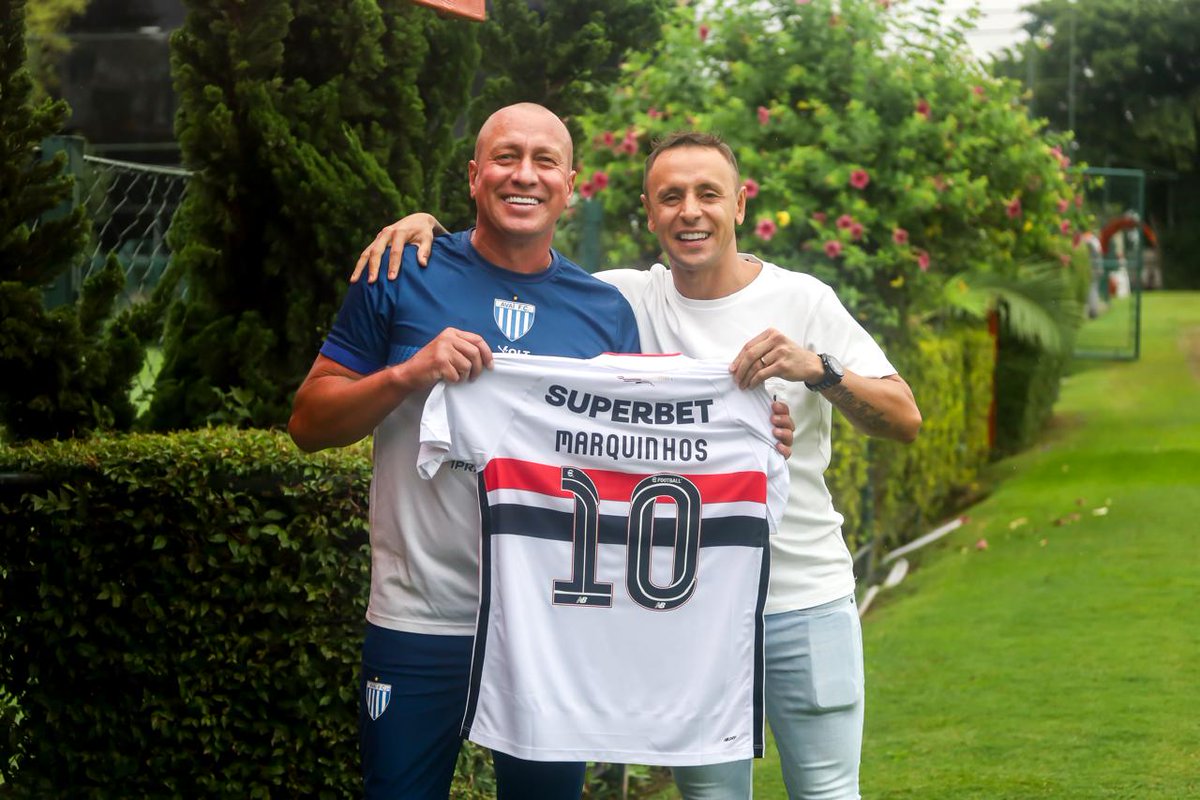 PolidoroJunior's tweet photo. Ídolos 

O Avaí treinou hoje no CT do São Paulo, na Barra Funda, e o Rafinha presenteou Marquinhos Santos com uma camisa personalizada do Tricolor Paulista. 

M10 jogou no São Paulo e eu estava no amistoso no Morumbi, como setorista no Avaí pela Rádio Guarujá, que sacramentou a negociação dele para o empresário Juan Figger. Foi, se não me engano, a Taça Constantino Cury. 

Leão da Ilha encara a Portuguesa amanhã, no Canindé, pela Copa do Brasil. 

A boa notícia é que o clube azurra pagou nesta tarde o salário de fevereiro. 

#CopadoBrasil