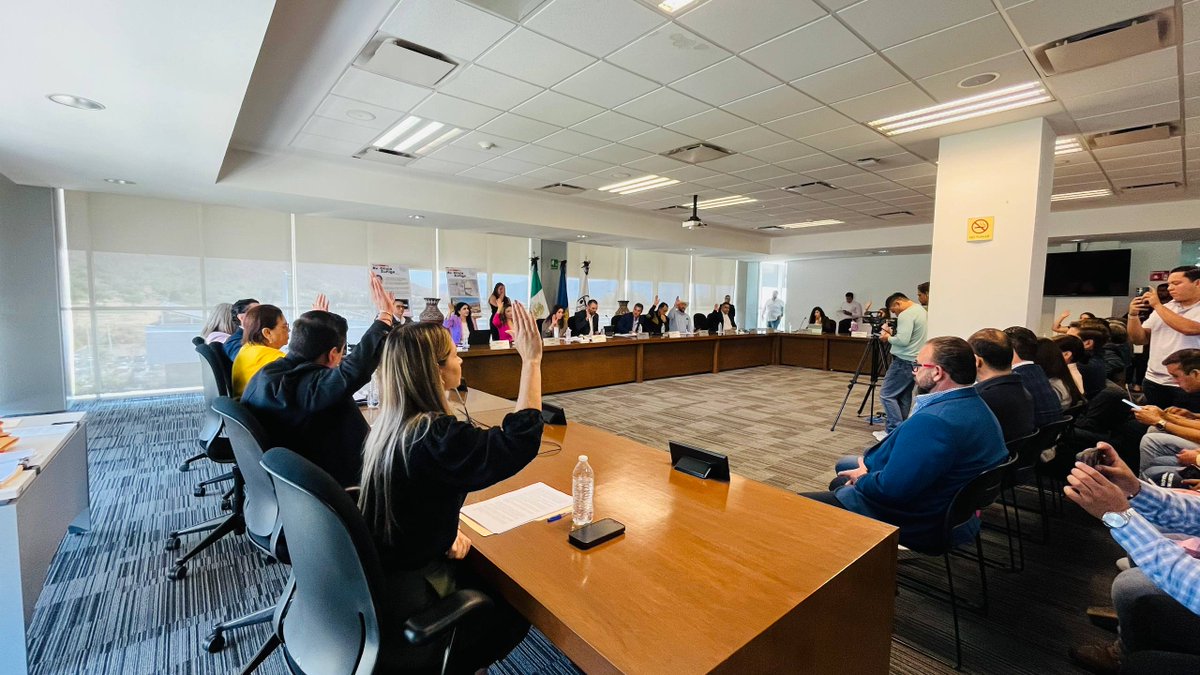 OmarCervantes_R's tweet photo. En la sesión de Cabildo se siguen tomando decisiones importantes para nuestro municipio. 🤝🧡

Seguimos trabajando en equipo con el presidente @GerardoQuirinoV en proyectos clave para mejorar la movilidad de Tlajo en una de las avenidas más importantes de la ciudad: López Mateos. 🚧 Pronto les contaré más.