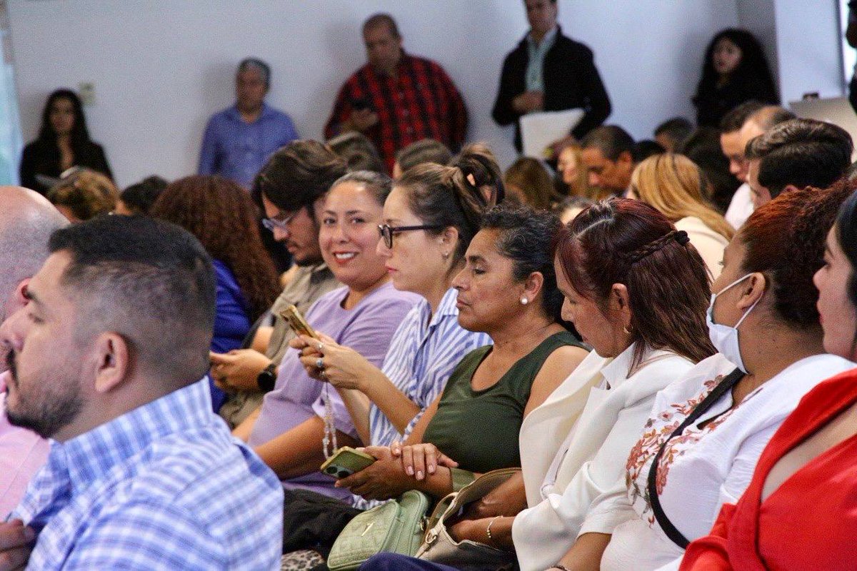 OmarCervantes_R's tweet photo. En la sesión de Cabildo se siguen tomando decisiones importantes para nuestro municipio. 🤝🧡

Seguimos trabajando en equipo con el presidente @GerardoQuirinoV en proyectos clave para mejorar la movilidad de Tlajo en una de las avenidas más importantes de la ciudad: López Mateos. 🚧 Pronto les contaré más.