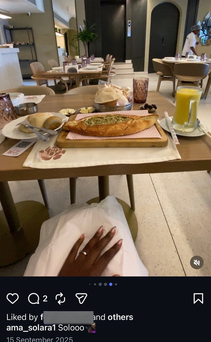 abazwhyllzz's tweet image. Me I don’t believe she works in that restaurant sha.