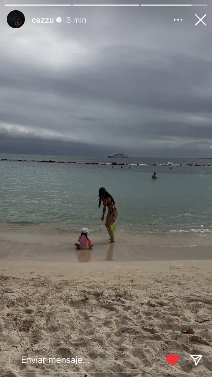 CazzuWorld's tweet photo. Cazzu junto a su hija Inti en las playas de República Dominicana🇩🇴🏝 https://t.co/IclXWjUAzW