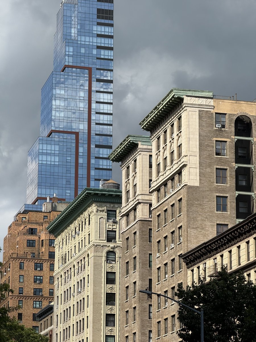 The wide projecting cornice. So regal, so NY…

And 100% ILLEGAL to build today. The 1968 building code reduced the allowance of projecting elements from 3ft to 10 inches. 

We’re building ugly to indulge the wacko opinions of regulators from 60 years ago.