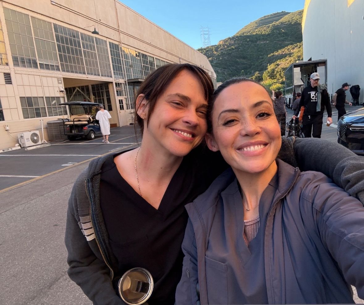 444WELCH's tweet photo. the arm behind her back ok https://t.co/IuAFoFup1W