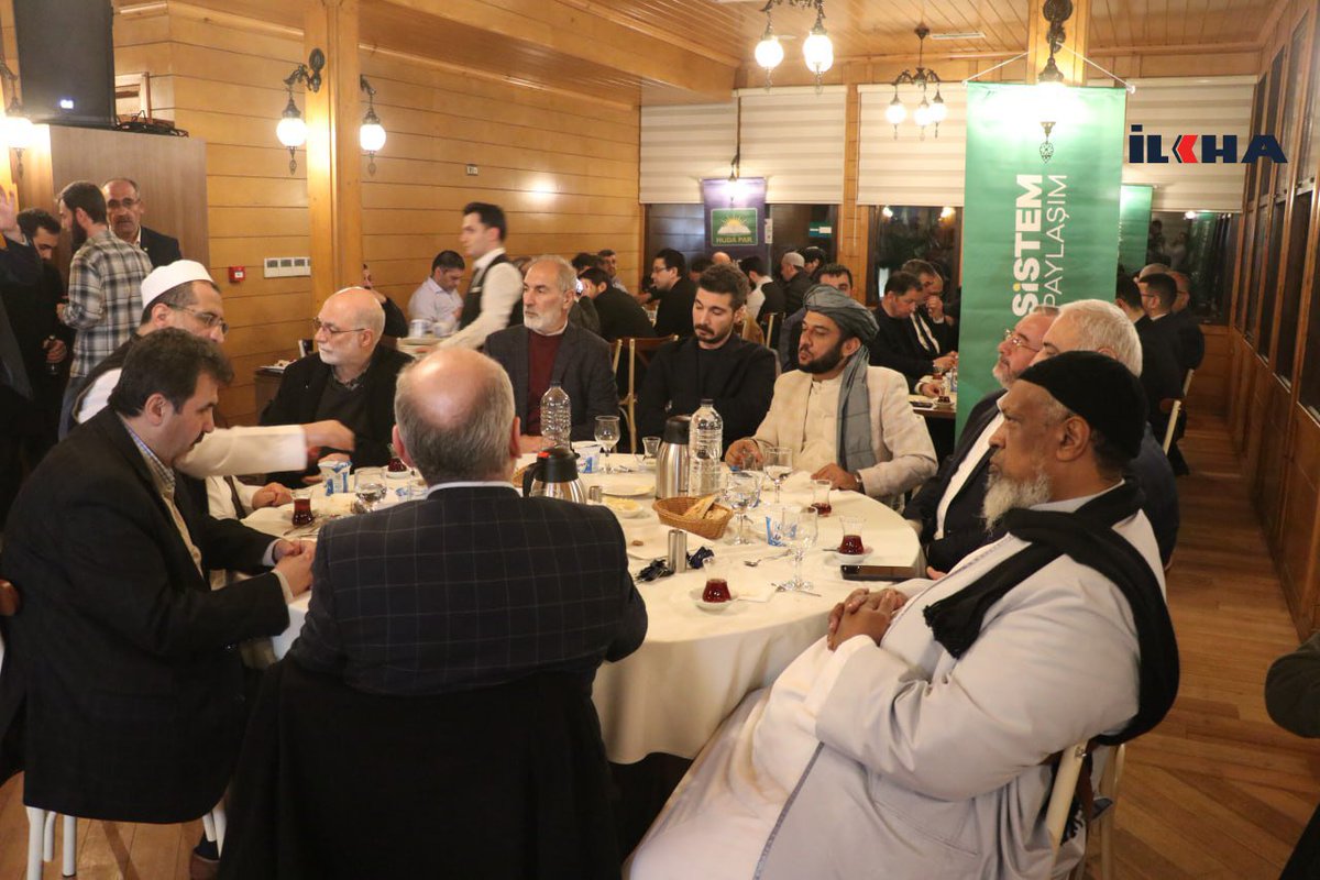 Genel Başkanımız Sayın Zekeriya Yapıcıoğlu, İstanbul İl Başkanlığımızın düzenlendiği iftar programında; STK temsilcileri, kanaat önderleri ve medya temsilcileriyle bir araya geldi.

Ramazan ayının bereketini bizimle paylaşan kıymetli misafirlerimize teşekkür ederiz.