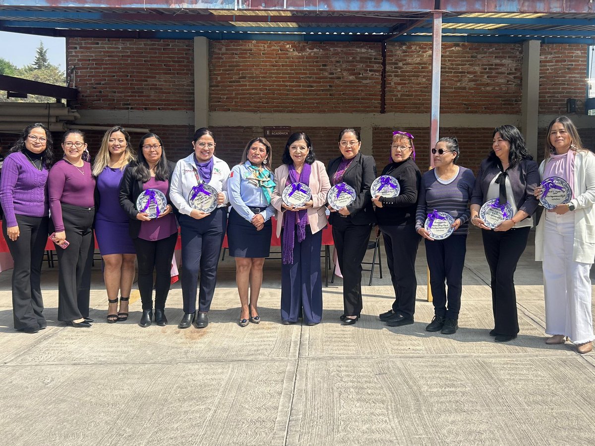 Se llevó a cabo la ceremonia cívica a cargo del área de vinculación, con la presencia de nuestra directora general Virginia G. Melgarejo, compañeras del presídium. En el marco de 8M reconocemos el trabajo de las mujeres.

#PorAmorAPuebla #PensarEnGrande #CECYTEPuebla #HazloEnGran