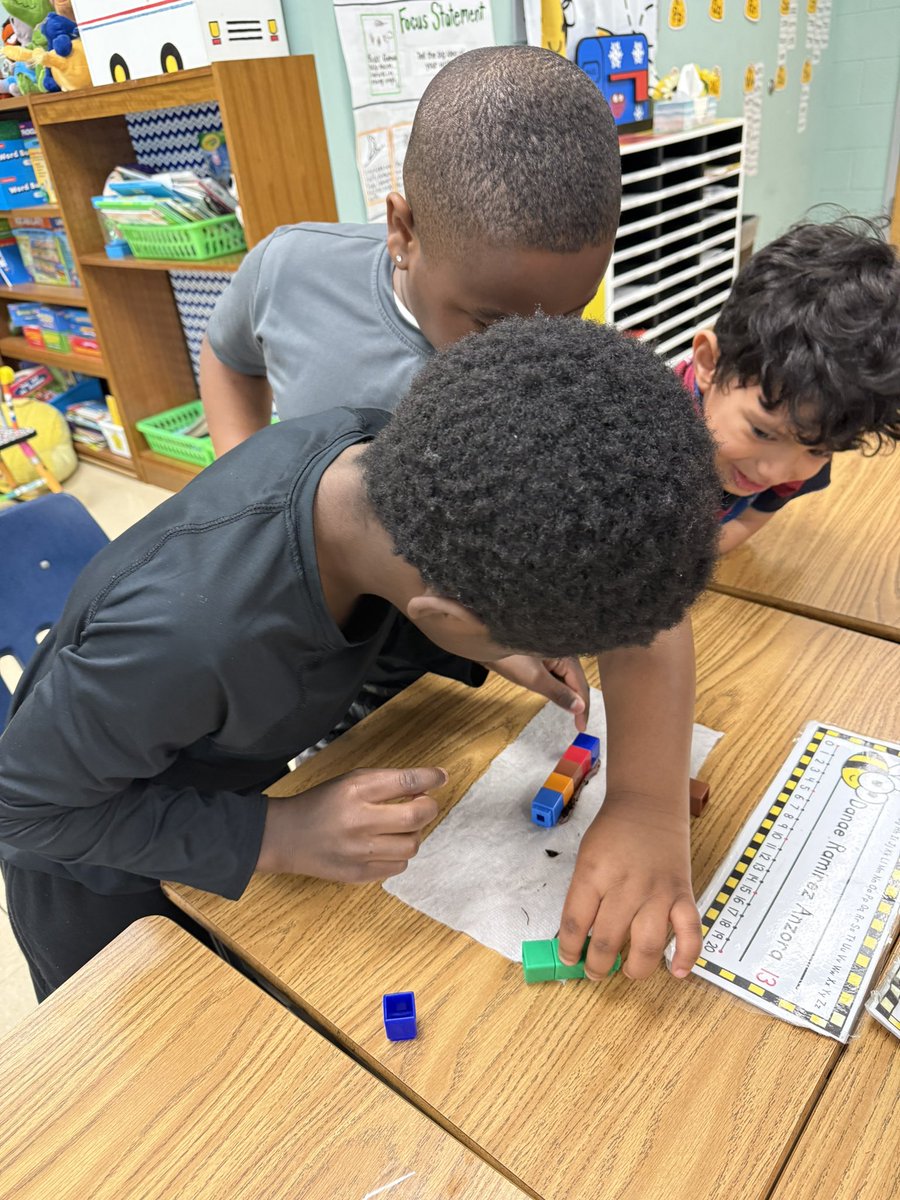SterlingElemen1's tweet photo. First grade learning about living things by studying and measuring worms! 🪱 📏 @CharMeckSchools  @IllustrateMath  @ELeducation #sterlingpride🐯 #Crew89 #1stGrade #LevelUP⬆️ https://t.co/O6bCLFfihS