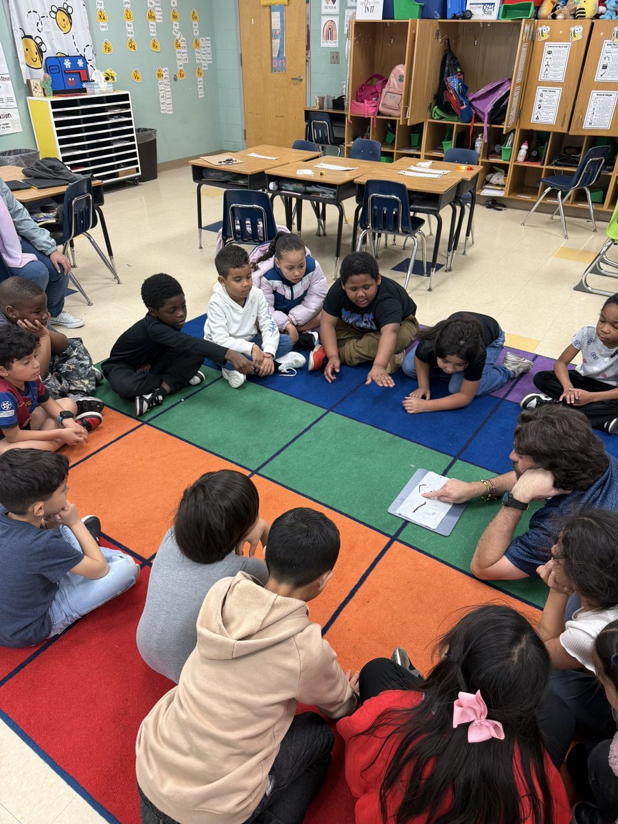SterlingElemen1's tweet photo. First grade learning about living things by studying and measuring worms! 🪱 📏 @CharMeckSchools  @IllustrateMath  @ELeducation #sterlingpride🐯 #Crew89 #1stGrade #LevelUP⬆️ https://t.co/O6bCLFfihS