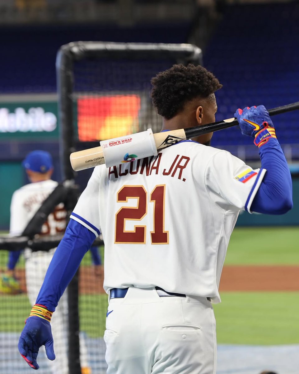 Louisville Slugger tweet media