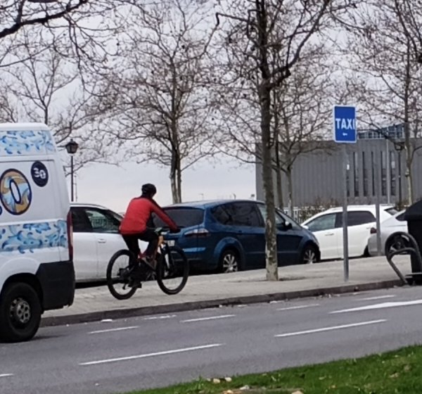 MCC54156408's tweet photo. 09/03/2026 dando un vuelta, dos ciclistas infractores, uno circulando por #acera y otro de @bicimad sin apearse cruzando un paso de PEATONES. No hay día que pueda caminar tranquilamente en @MADRID @AlmeidaPP_ @bcarabante @policiademadrid @Alante41
#AceraSoloParaPeatones https://t.co/2XoycCguVW