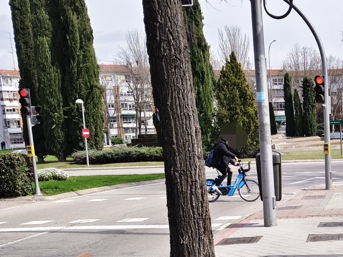 MCC54156408's tweet photo. 09/03/2026 dando un vuelta, dos ciclistas infractores, uno circulando por #acera y otro de @bicimad sin apearse cruzando un paso de PEATONES. No hay día que pueda caminar tranquilamente en @MADRID @AlmeidaPP_ @bcarabante @policiademadrid @Alante41
#AceraSoloParaPeatones https://t.co/2XoycCguVW