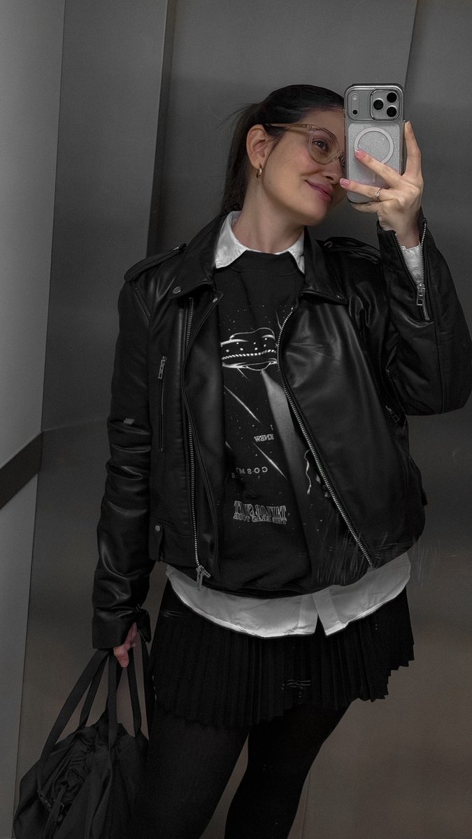 Saricientta's tweet photo. Another day, another merch outfit 🤍
Down bad crying at the office. This Down Bad sweatshirt is one of my favs. When I first saw the TTPD set I totally fell in love with the visuals, to the point that it’s still my phone/watch wallpaper. #TSMerch #Swiftie #OOTD @taylornation13 https://t.co/fJcOvl9DPK