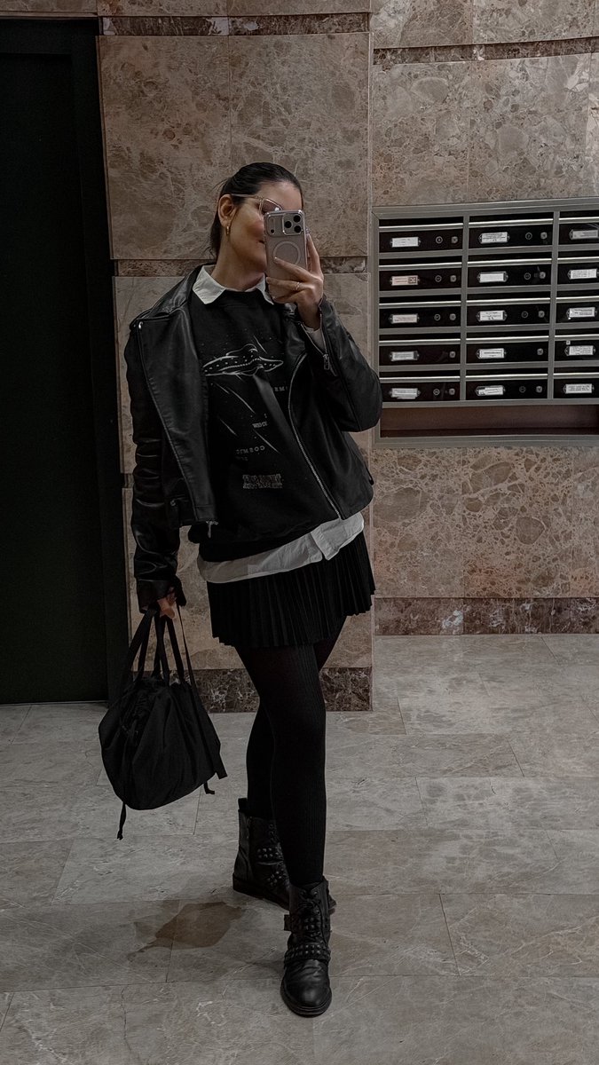 Saricientta's tweet photo. Another day, another merch outfit 🤍
Down bad crying at the office. This Down Bad sweatshirt is one of my favs. When I first saw the TTPD set I totally fell in love with the visuals, to the point that it’s still my phone/watch wallpaper. #TSMerch #Swiftie #OOTD @taylornation13 https://t.co/fJcOvl9DPK