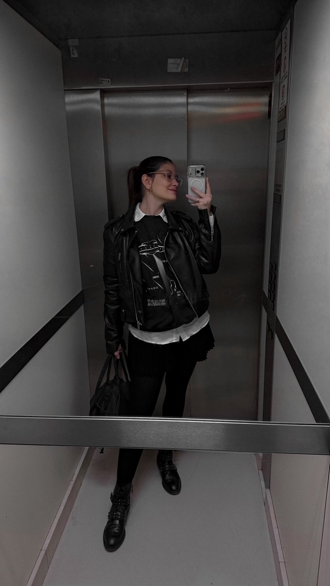 Saricientta's tweet photo. Another day, another merch outfit 🤍
Down bad crying at the office. This Down Bad sweatshirt is one of my favs. When I first saw the TTPD set I totally fell in love with the visuals, to the point that it’s still my phone/watch wallpaper. #TSMerch #Swiftie #OOTD @taylornation13 https://t.co/fJcOvl9DPK
