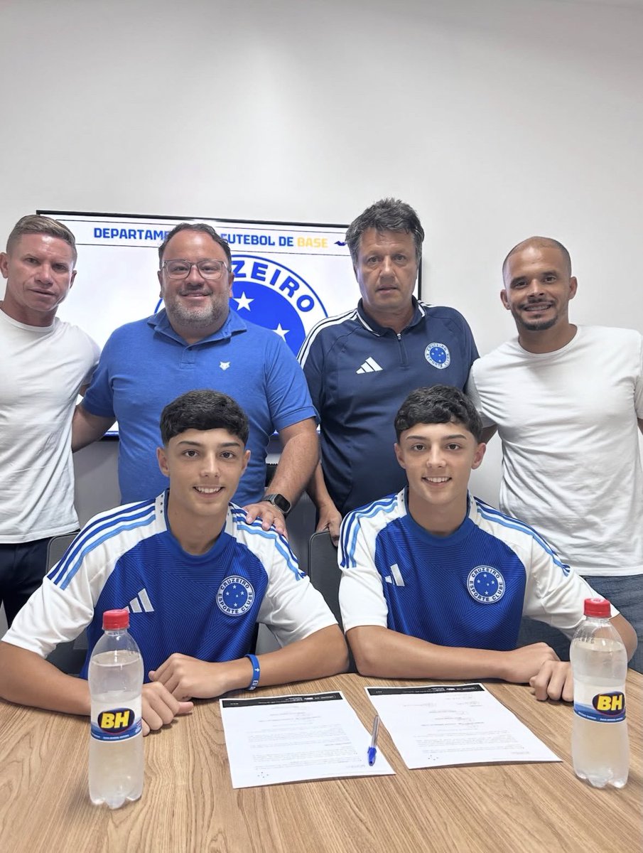 CriasdaToca's tweet photo. ✍️ Os irmãos gêmeos Miguel e Lorenzo Siqueira assinaram nesta segunda-feira seu primeiro contrato de formação com o Cruzeiro! Miguel fez 20 gols e deu 20 assistências em 30 jogos, enquanto Lorenzo teve 21 participações em gols em 21 jogos na última temporada. #CriasDaToca https://t.co/QTcYKLBRrv