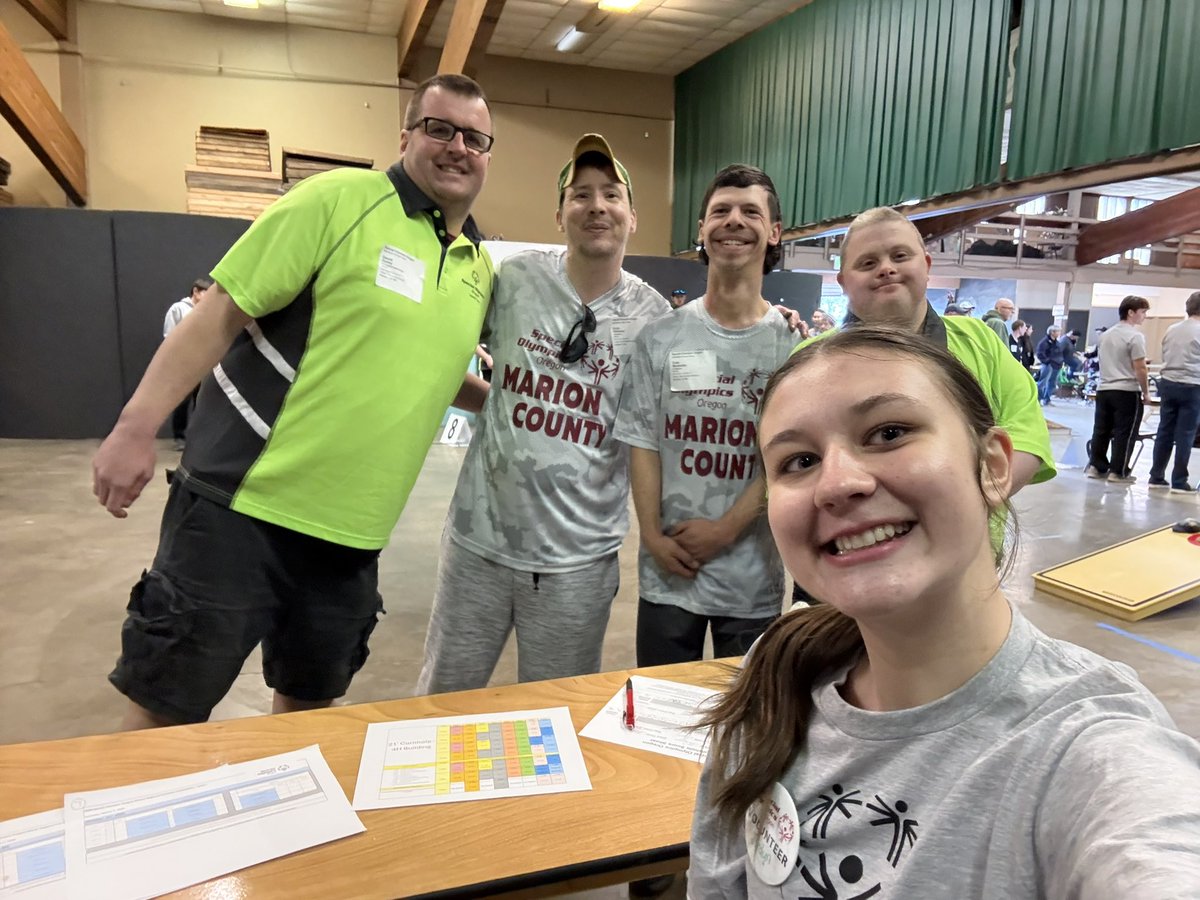 WillametteWBB's tweet photo. Bearcats giving back.
#BearcatFamily #Seasonofservice https://t.co/8q47s493av